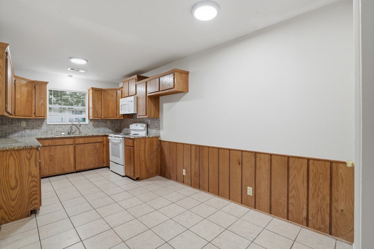 106 N Shaw St #106 - Photo 3 of 26