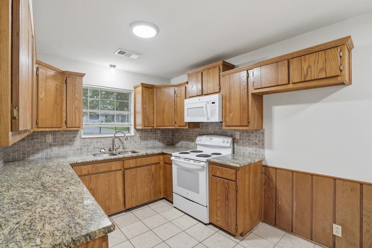 106 N Shaw St #106 - Photo 4 of 26
