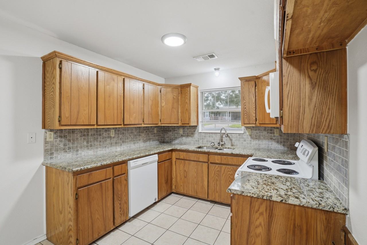 106 N Shaw St #106 - Photo 5 of 26