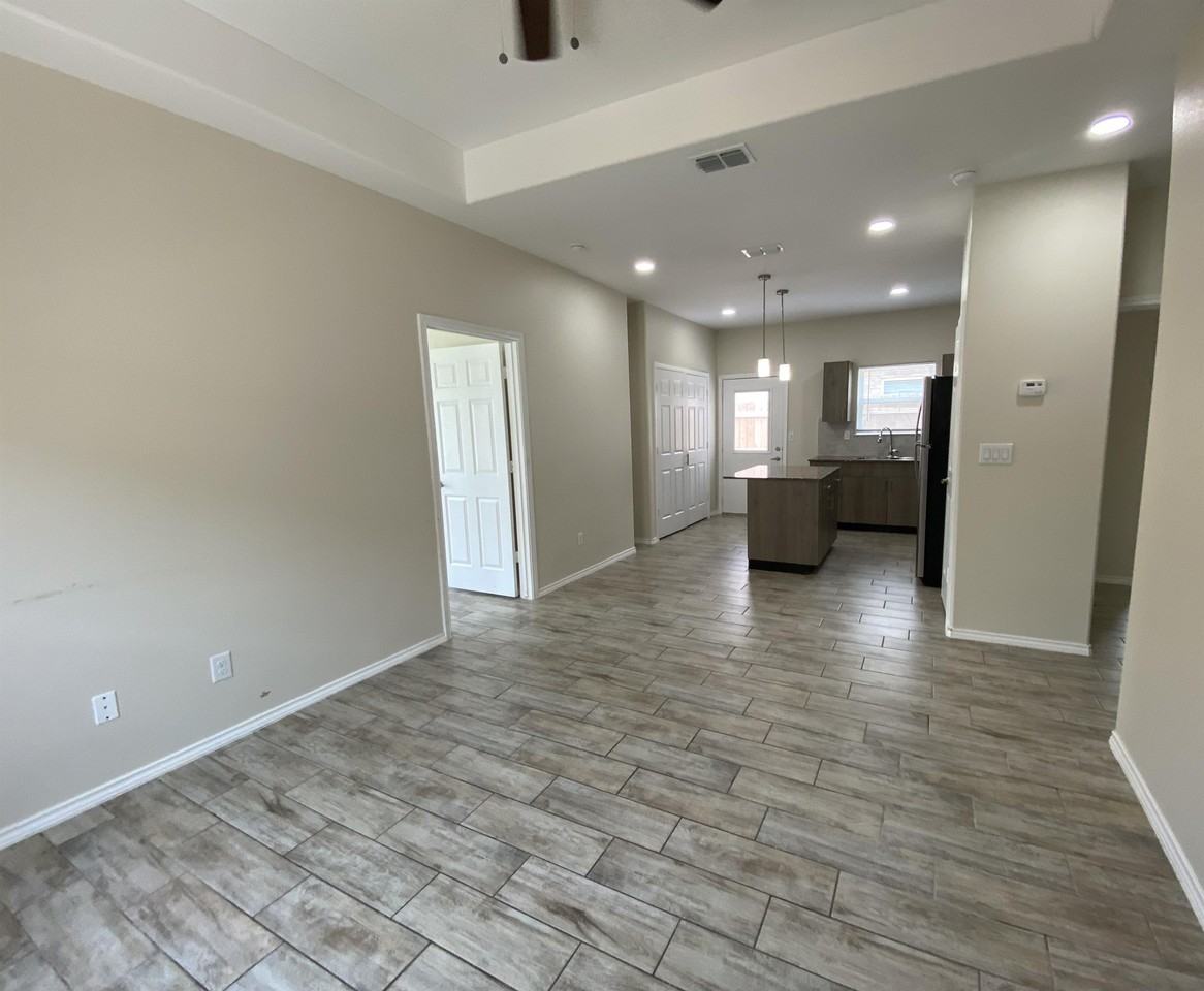5205 North Hiawatha Drive5205-04 #5205-04 - Photo 2 of 8