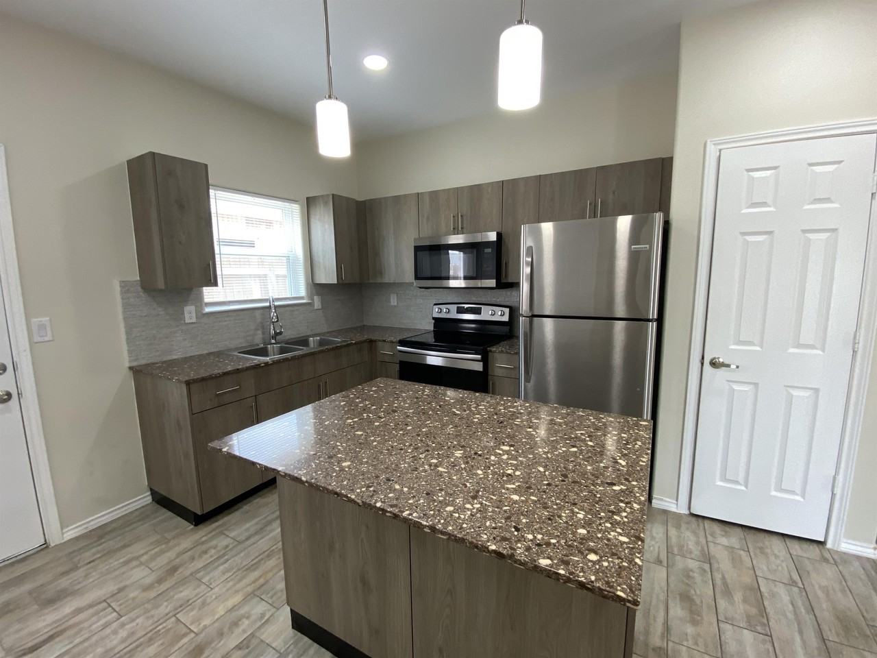 5205 North Hiawatha Drive5205-04 #5205-04 - Photo 3 of 8