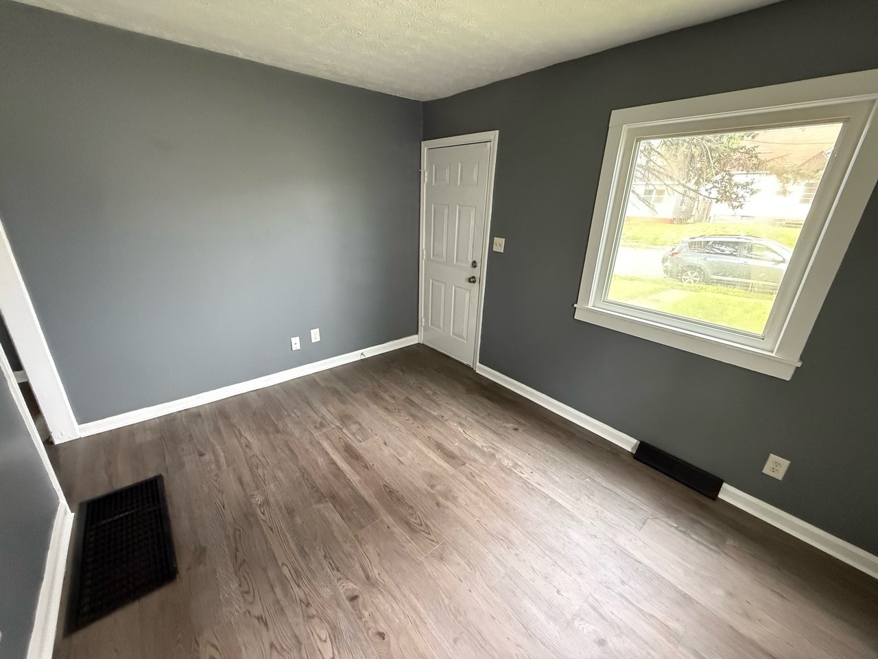 978 Kelly Ave #1 - Photo 4 of 8