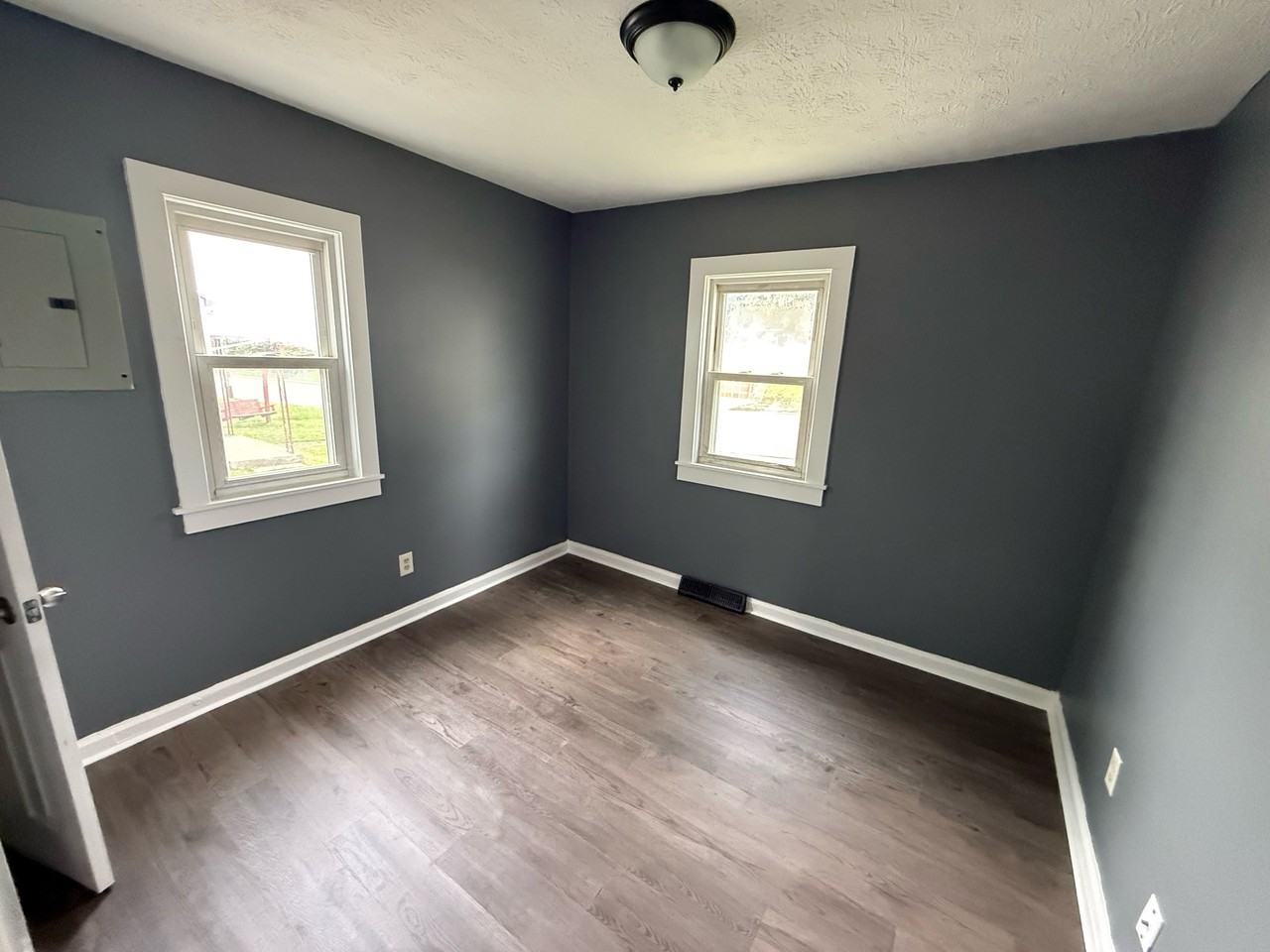 978 Kelly Ave #1 - Photo 5 of 8