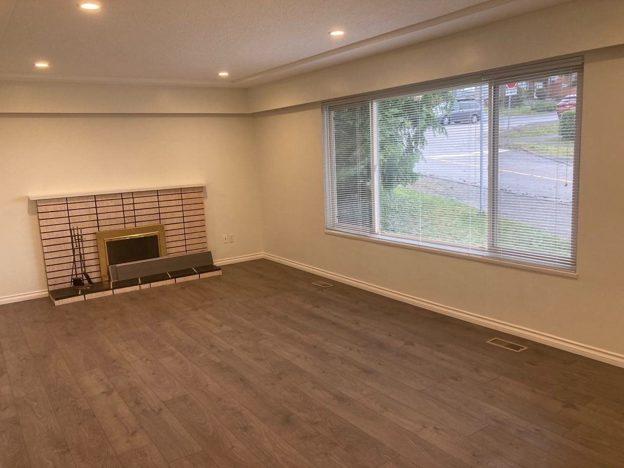 5704 Dundas St - Photo 3 of 21