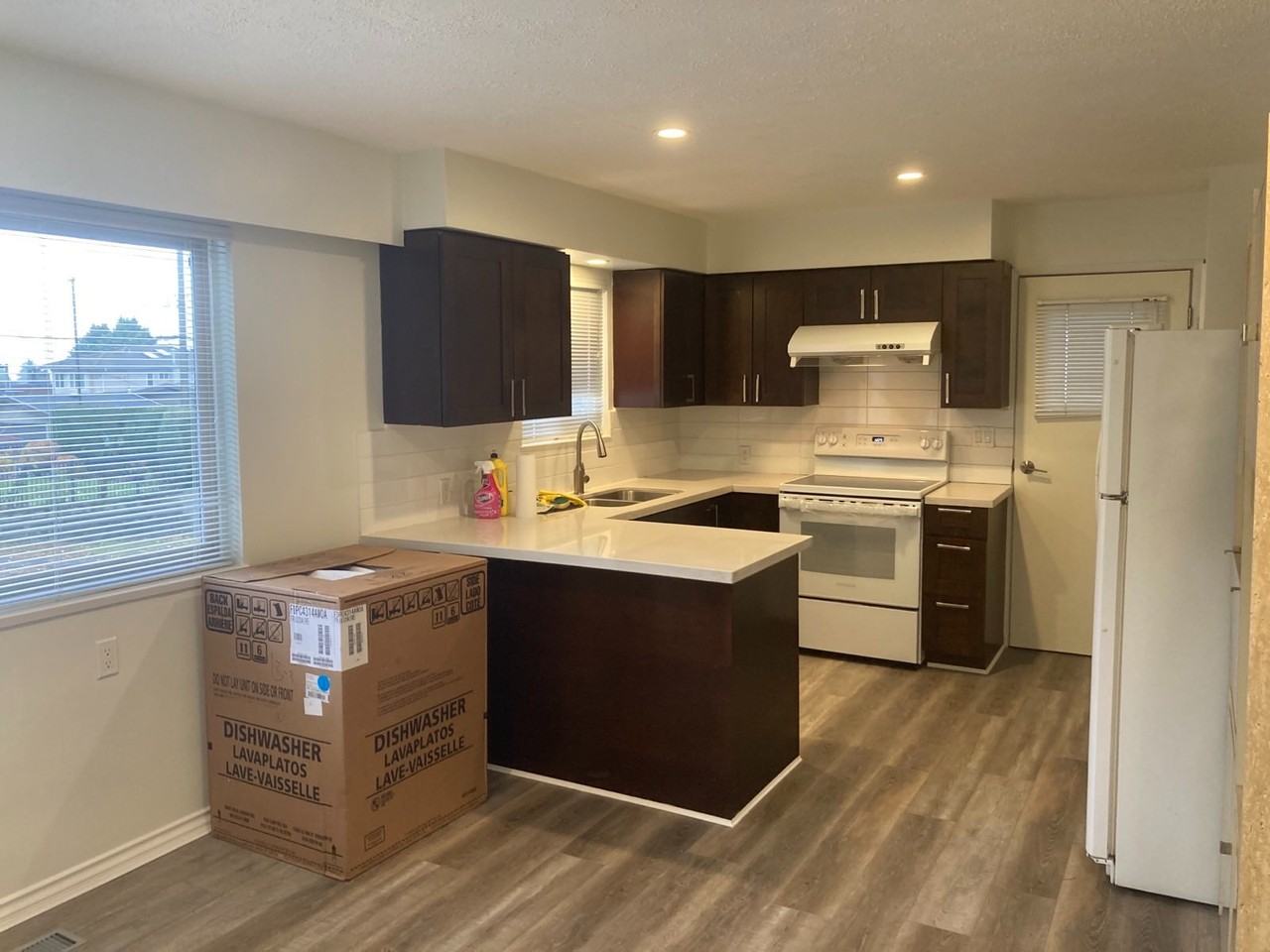 5704 Dundas St - Photo 5 of 21