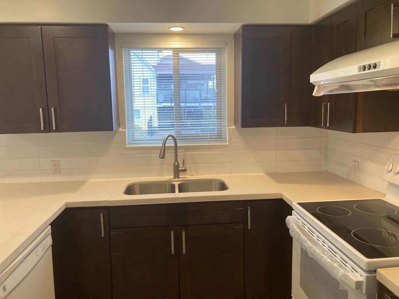 5704 Dundas St - Photo 7 of 21