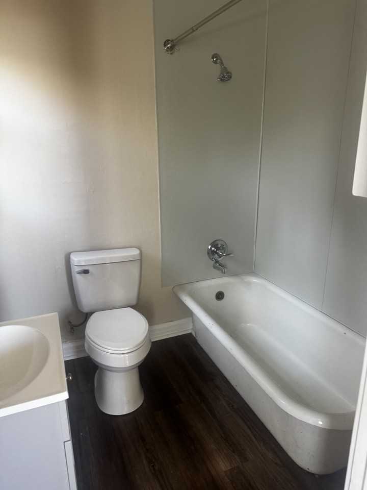 825 W 11th St #1 - Photo 5 of 5