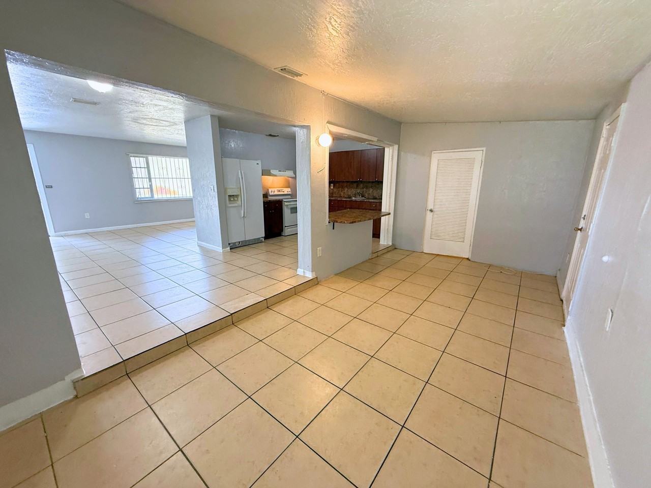930 Nw 176th Ter - Photo 4 of 23