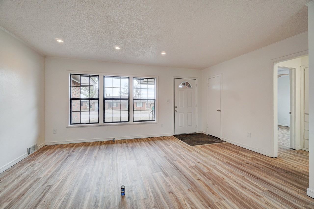 1220 Ne 47th St #1 - Photo 4 of 10