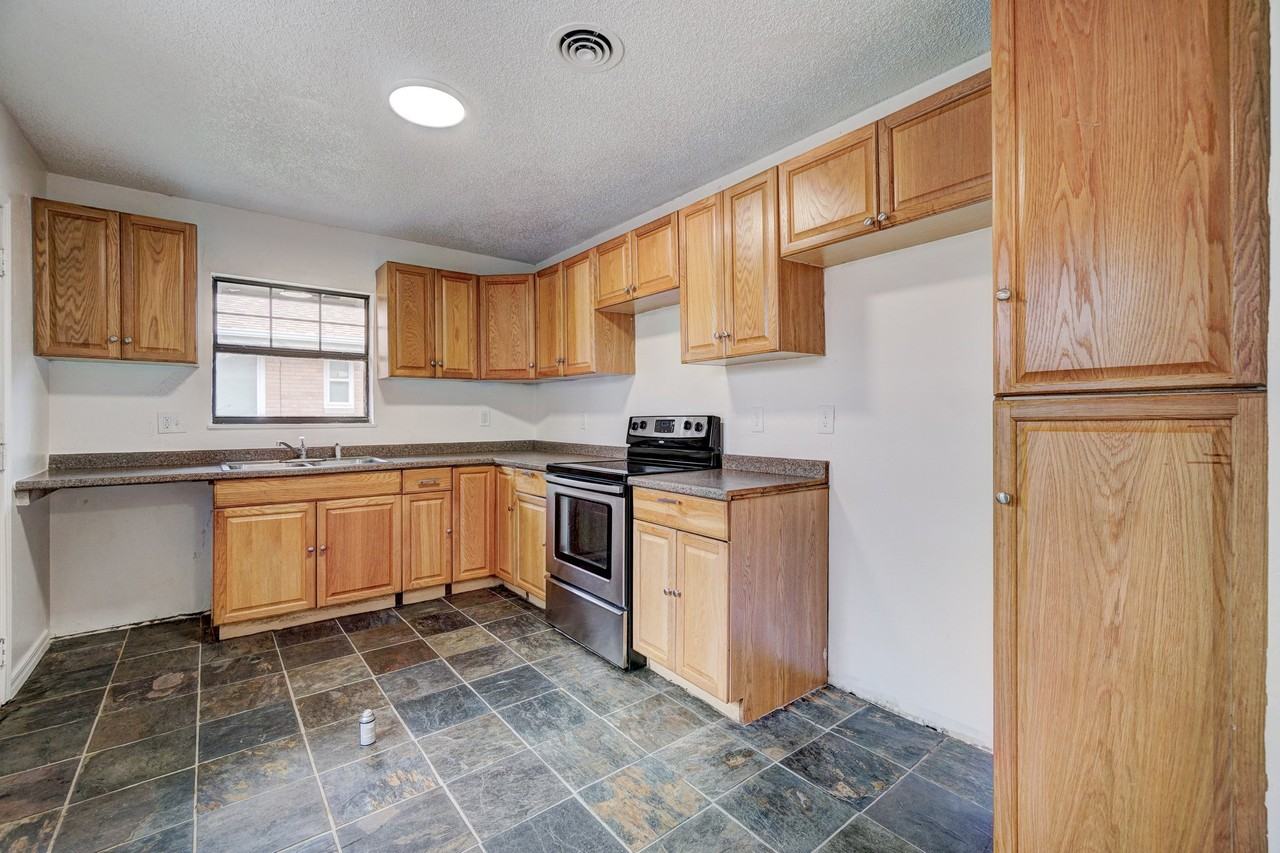 1220 Ne 47th St #1 - Photo 6 of 10