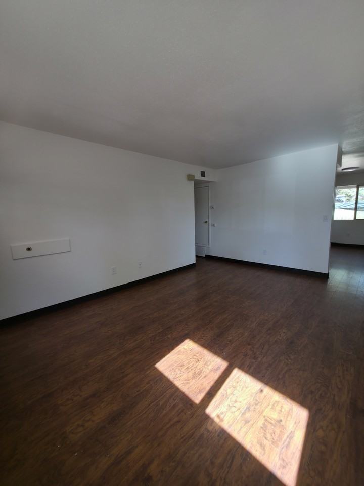 2714 N Izabel St #4 - Photo 4 of 7