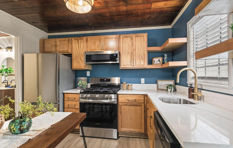 328 1/2 Theodora Blvd #1 - Photo 3 of 8