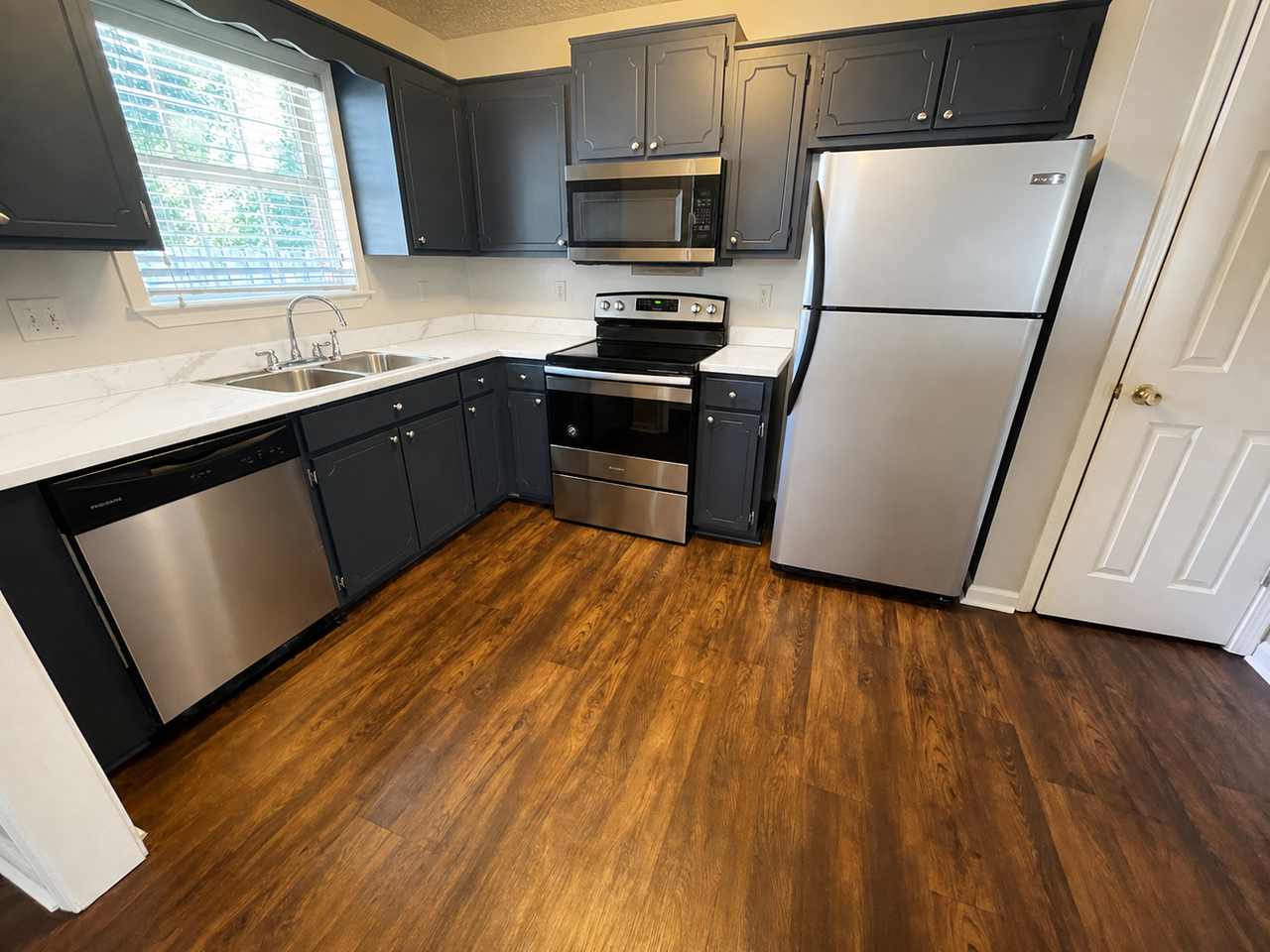 1004 Creekside Pl - Photo 2 of 17