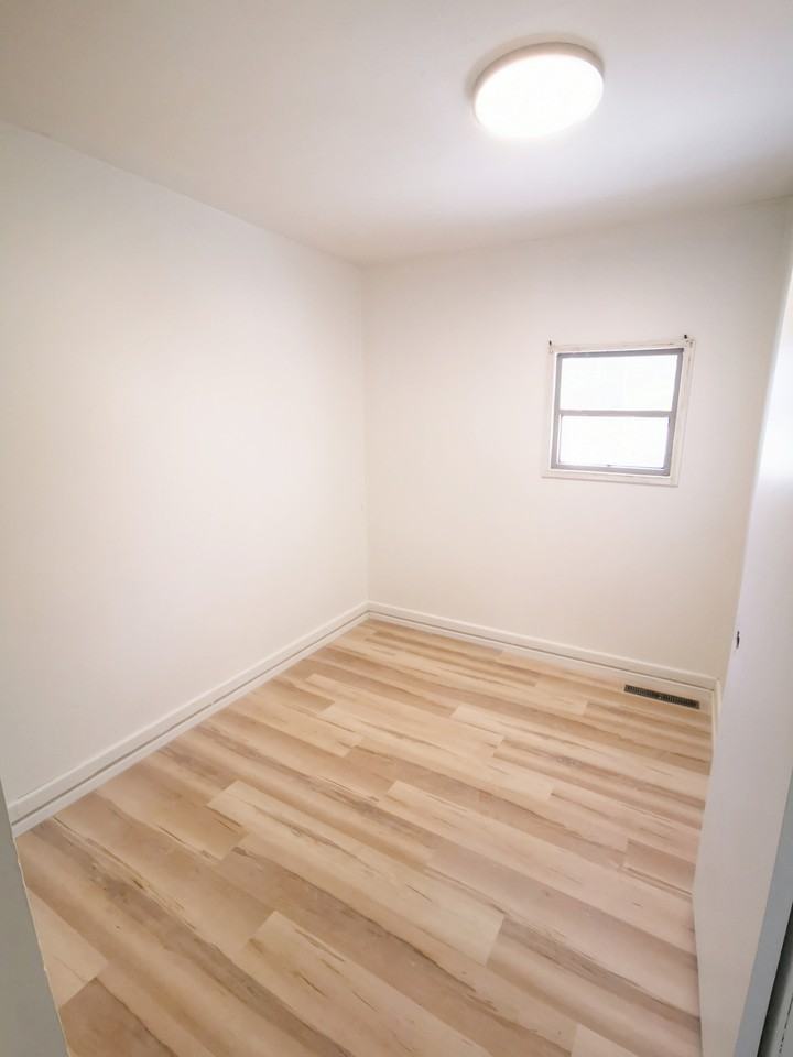 710 8th St E - Photo 4 of 10