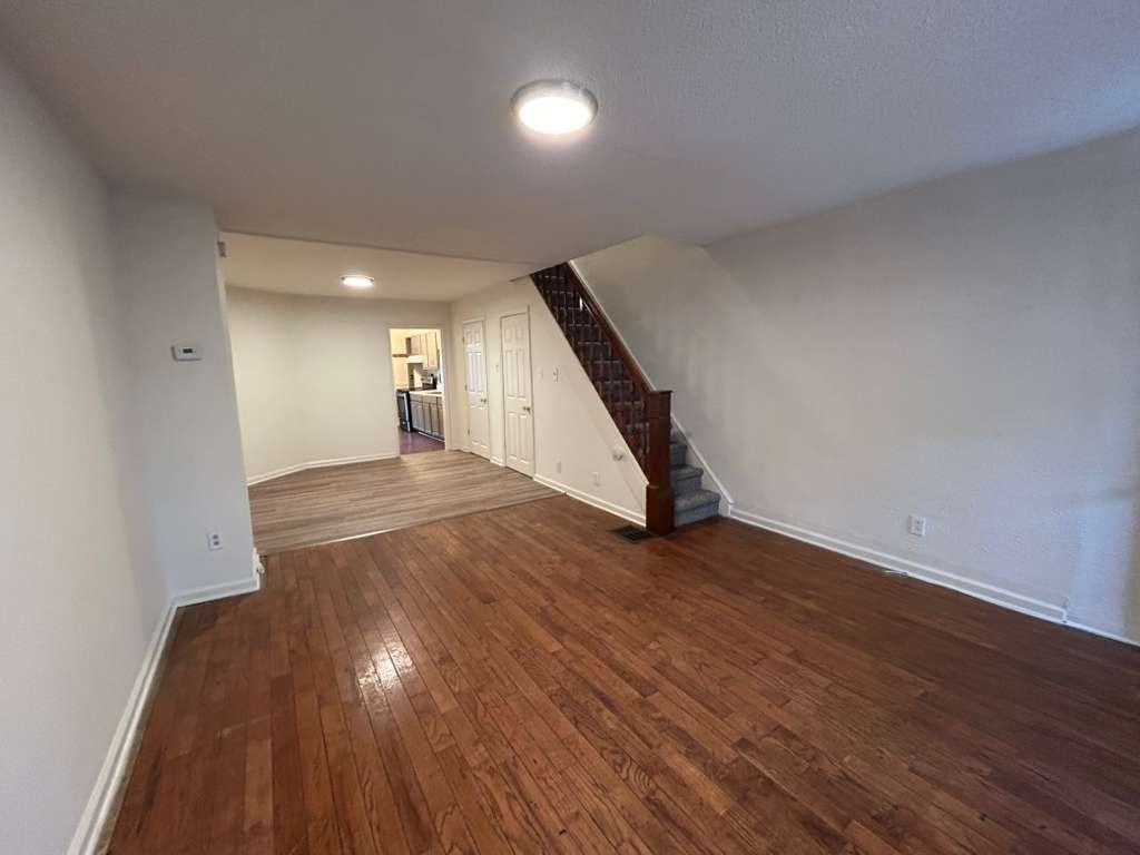 718 E Thayer St #1 - Photo 3 of 20