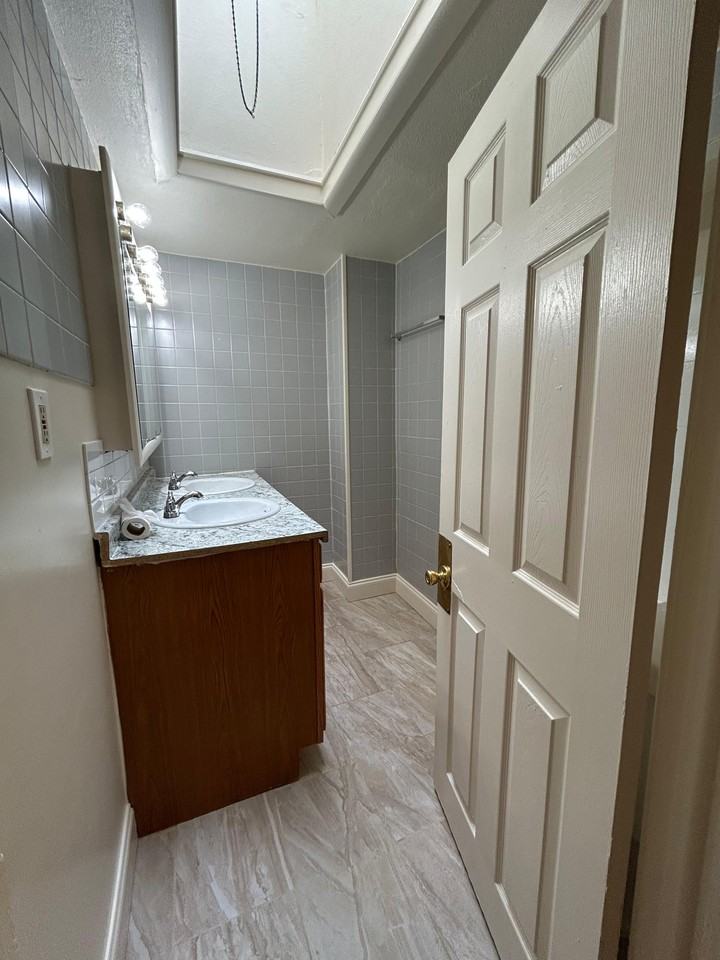 718 E Thayer St #1 - Photo 4 of 20