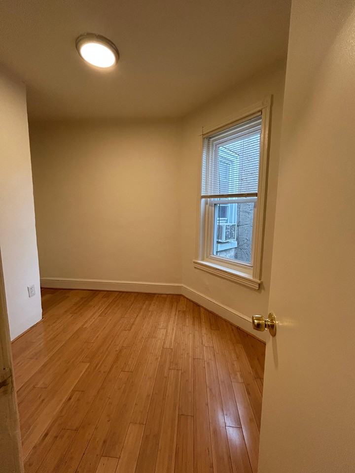 718 E Thayer St #1 - Photo 7 of 20