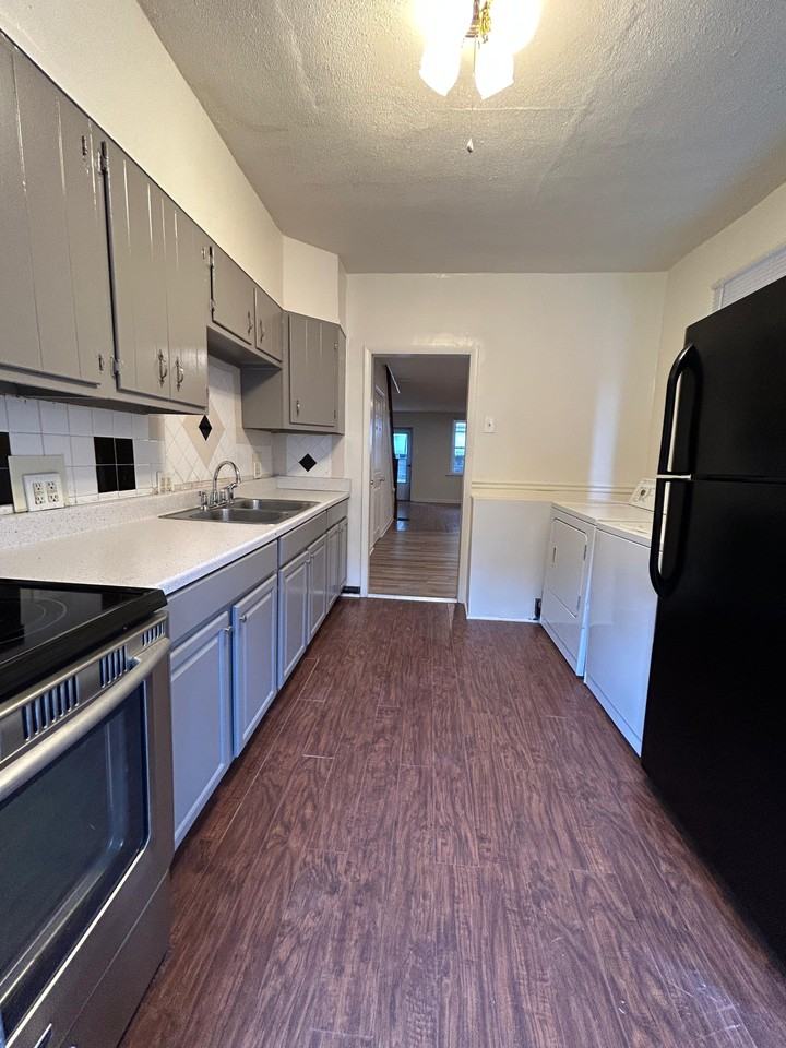 718 E Thayer St #1 - Photo 6 of 20