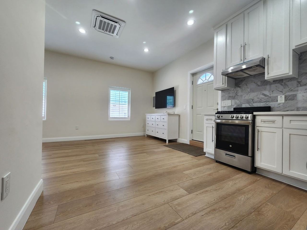 10458 Brooke Ave - Photo 4 of 8