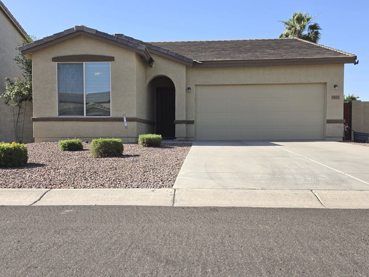 1911 W Half Moon Cir - Photo 2 of 38