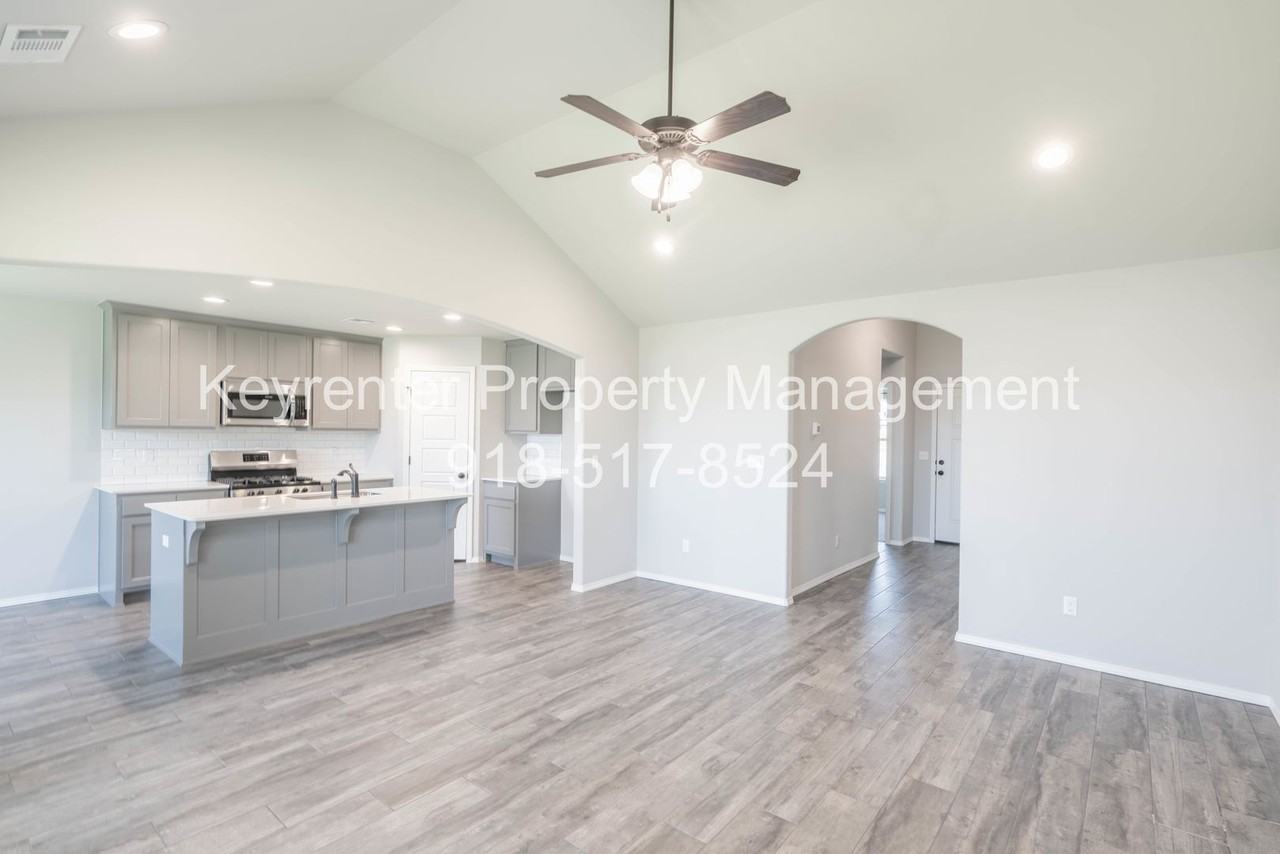 6800 S 20th St - Photo 4 of 28