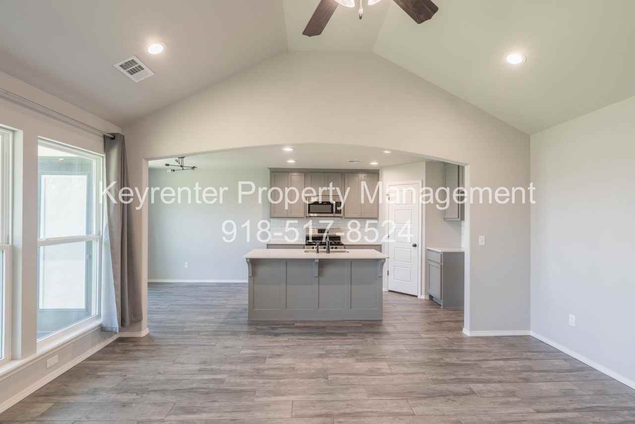 6800 S 20th St - Photo 5 of 28