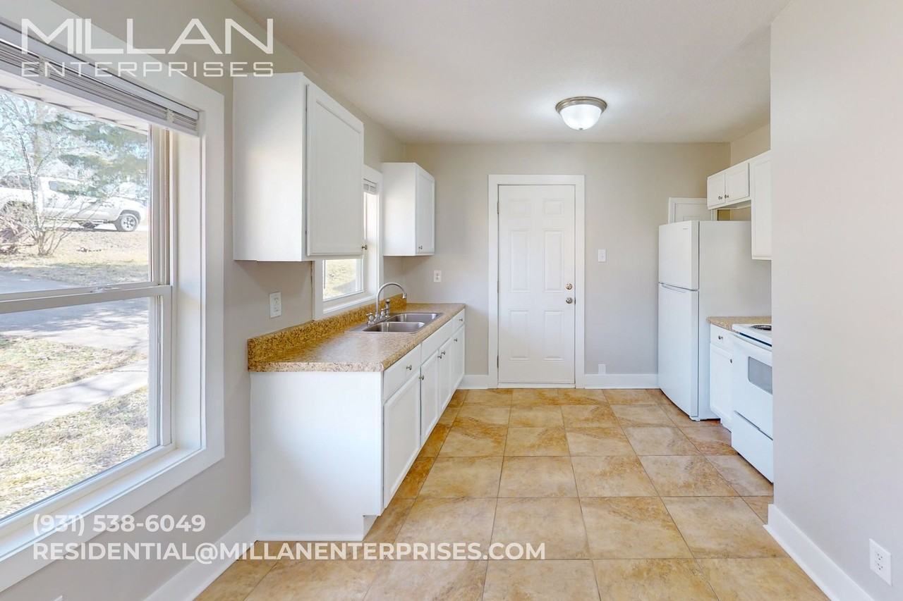 1003 Lincoln St - Photo 4 of 12
