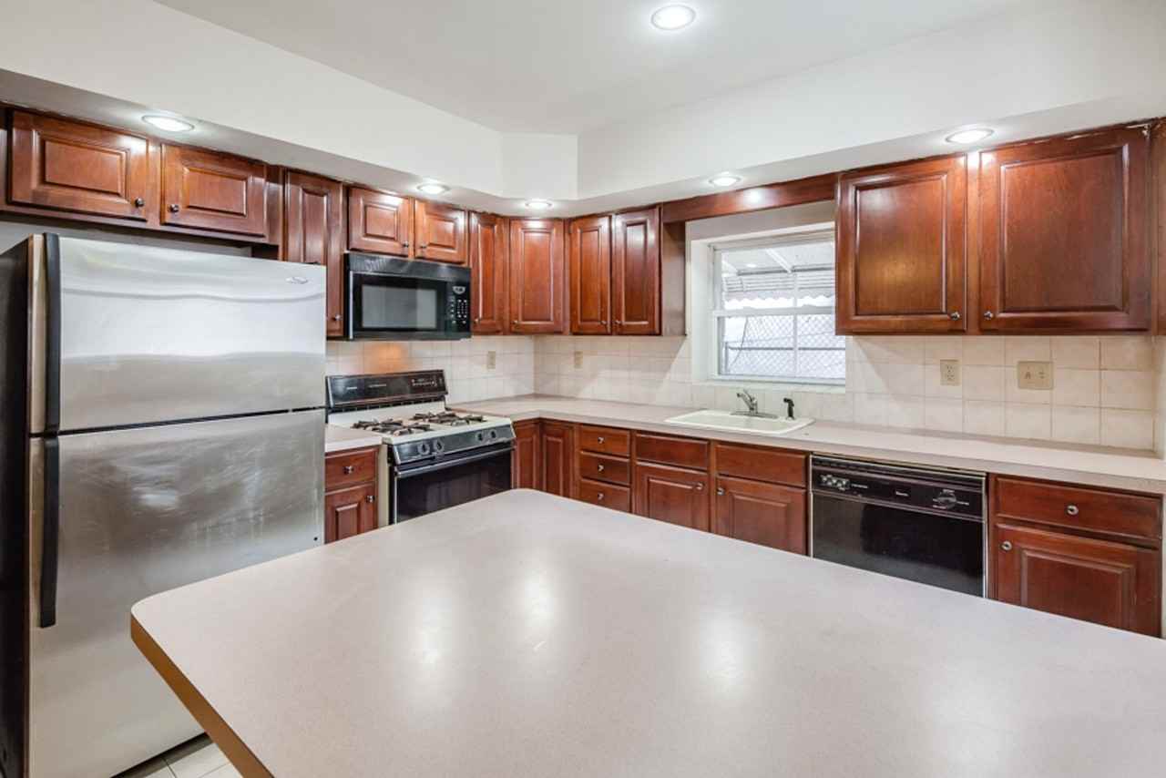 1916 Dickinson St - Photo 5 of 17