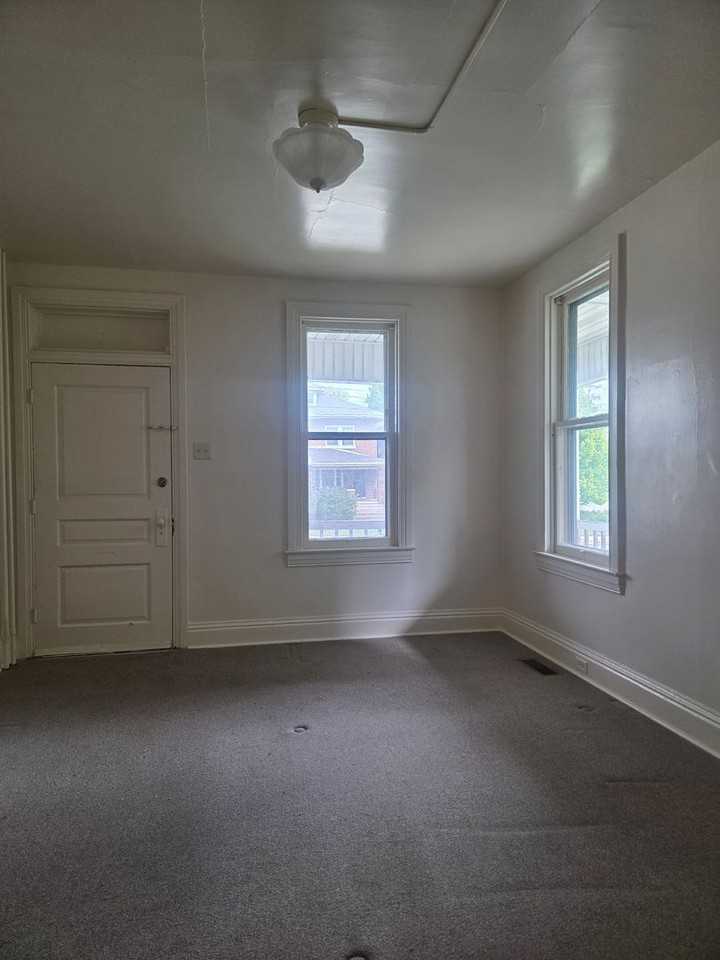 2004 W Market St - Photo 4 of 8