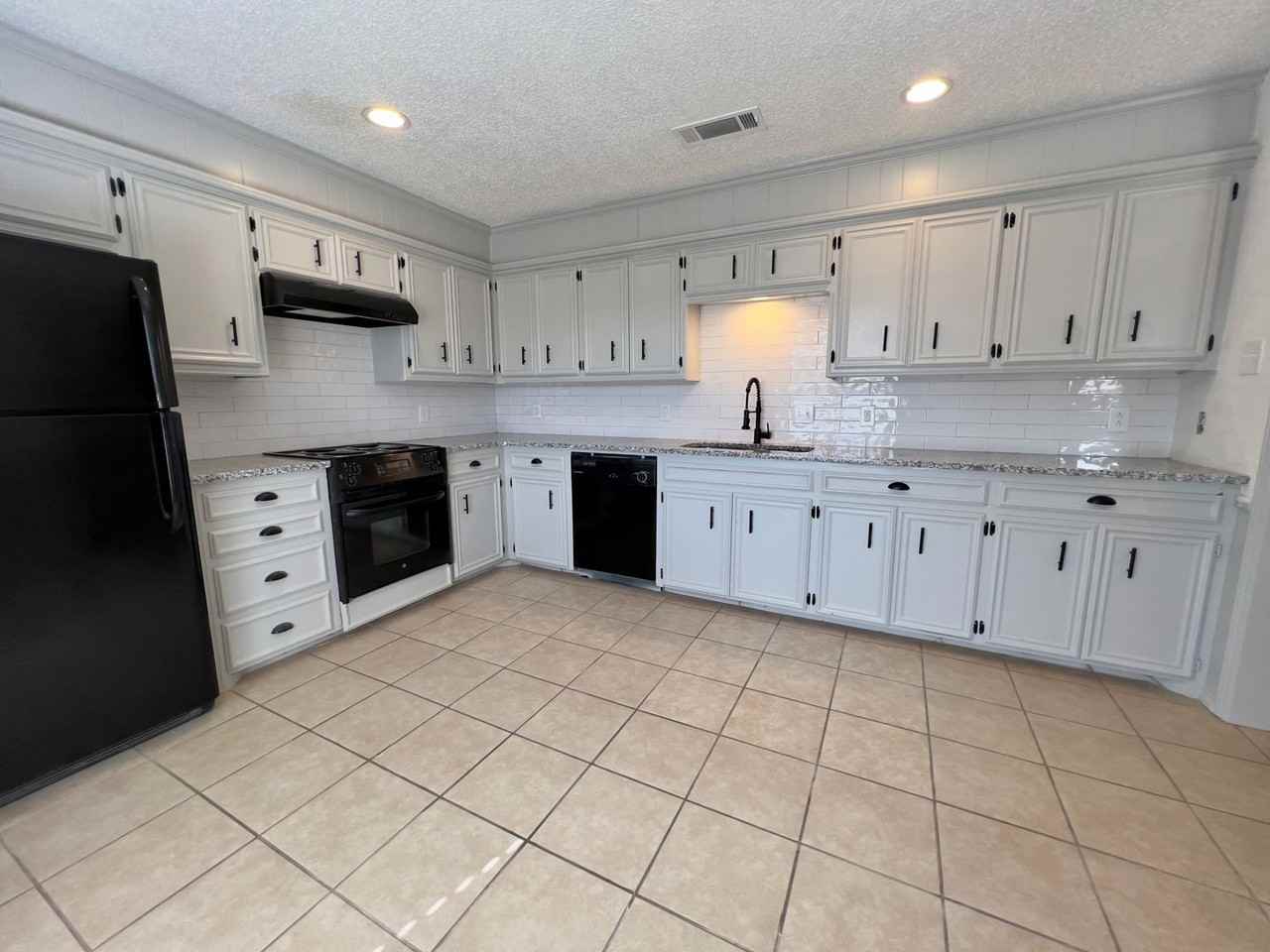 5702 91st St - Photo 3 of 23