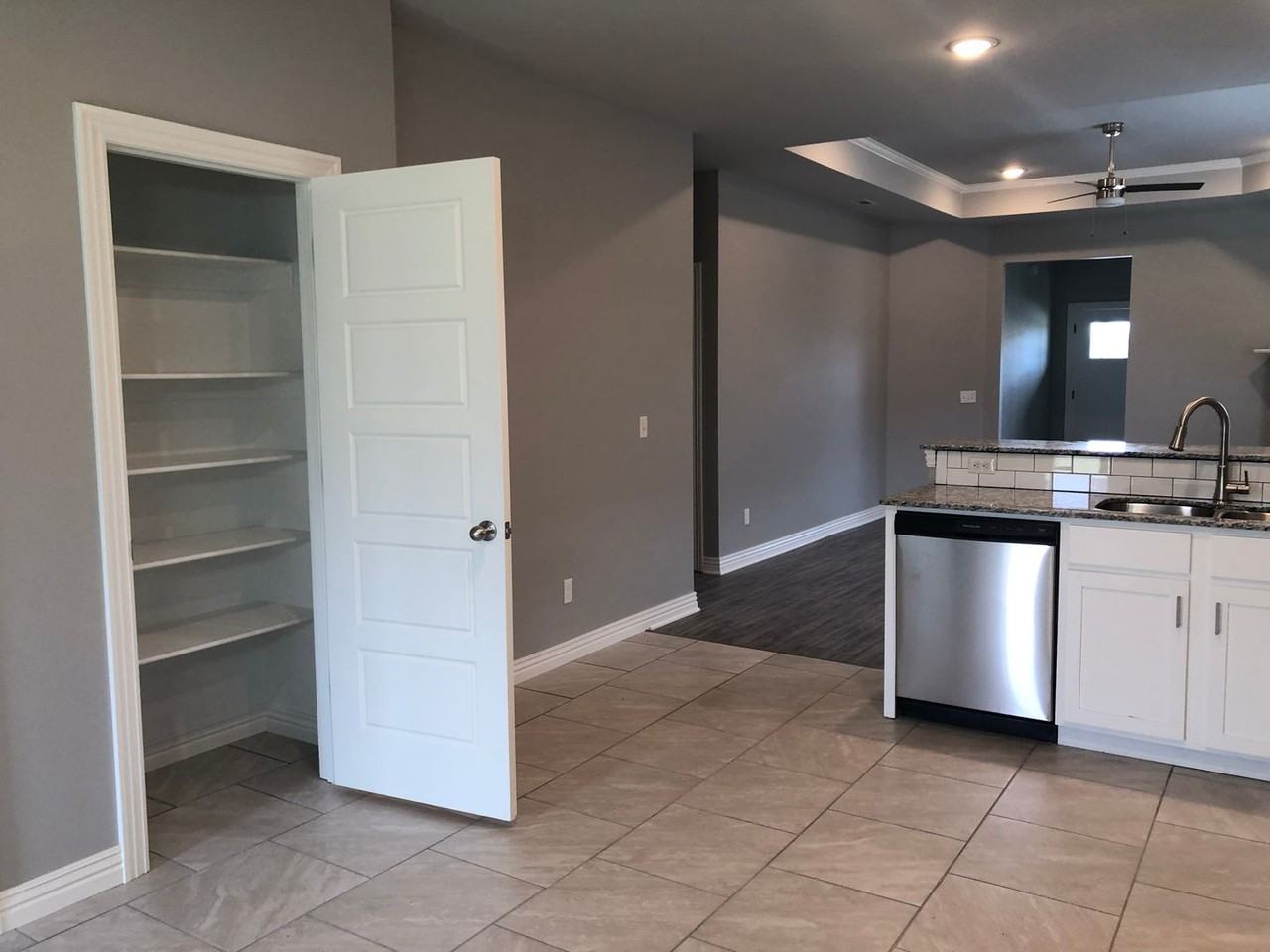 804 Sw Cabriolet St - Photo 7 of 15