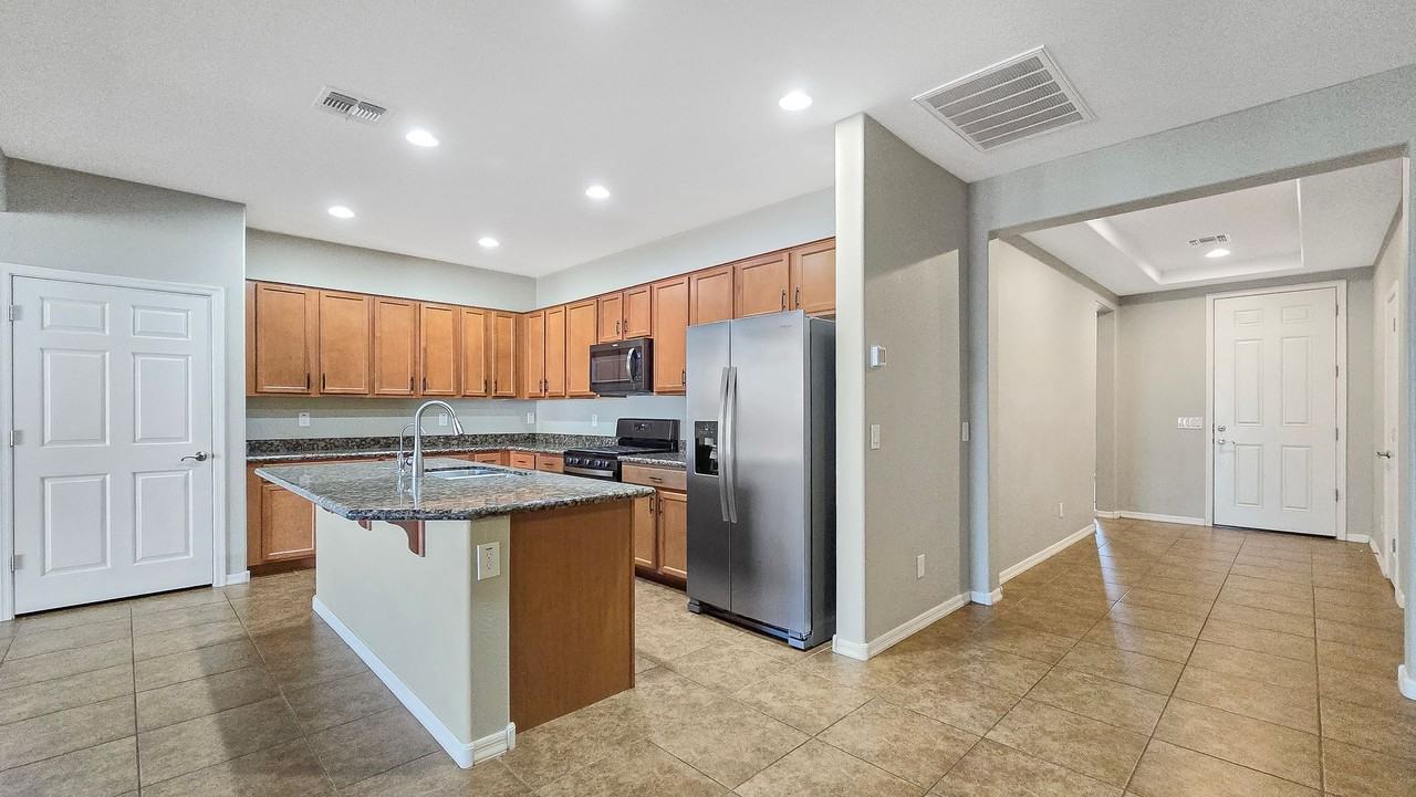 17422 W Superior Ave - Photo 7 of 30