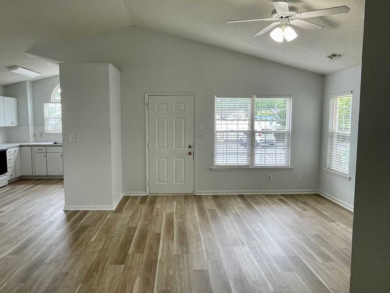 480 Saltaire Dr - Photo 3 of 46