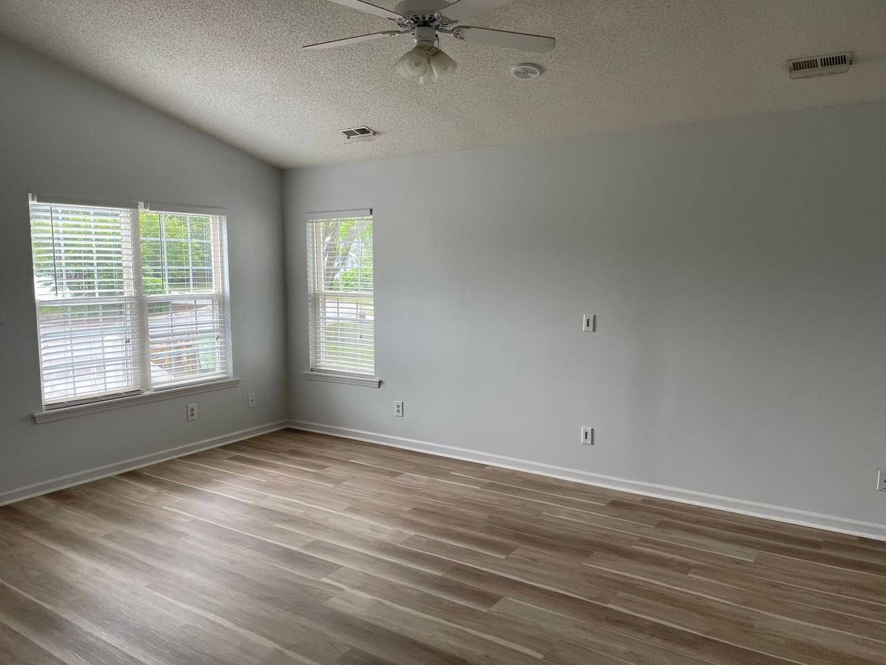 480 Saltaire Dr - Photo 6 of 46