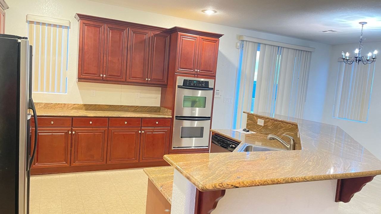 10160 Hollis Mountain Ave - Photo 3 of 17