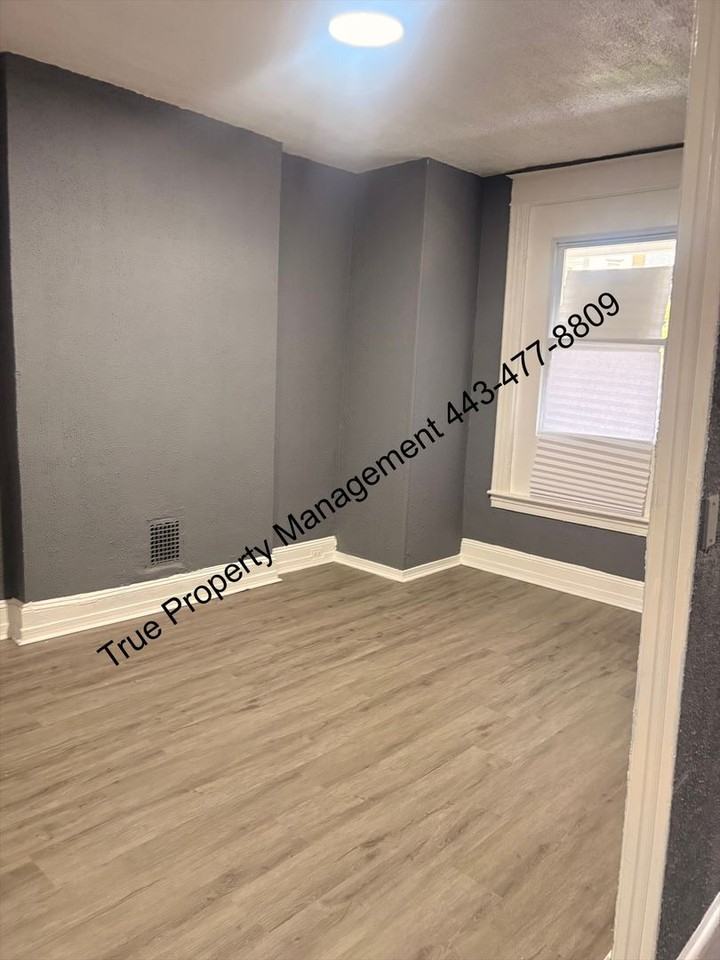 3127 Baker St - Photo 4 of 16
