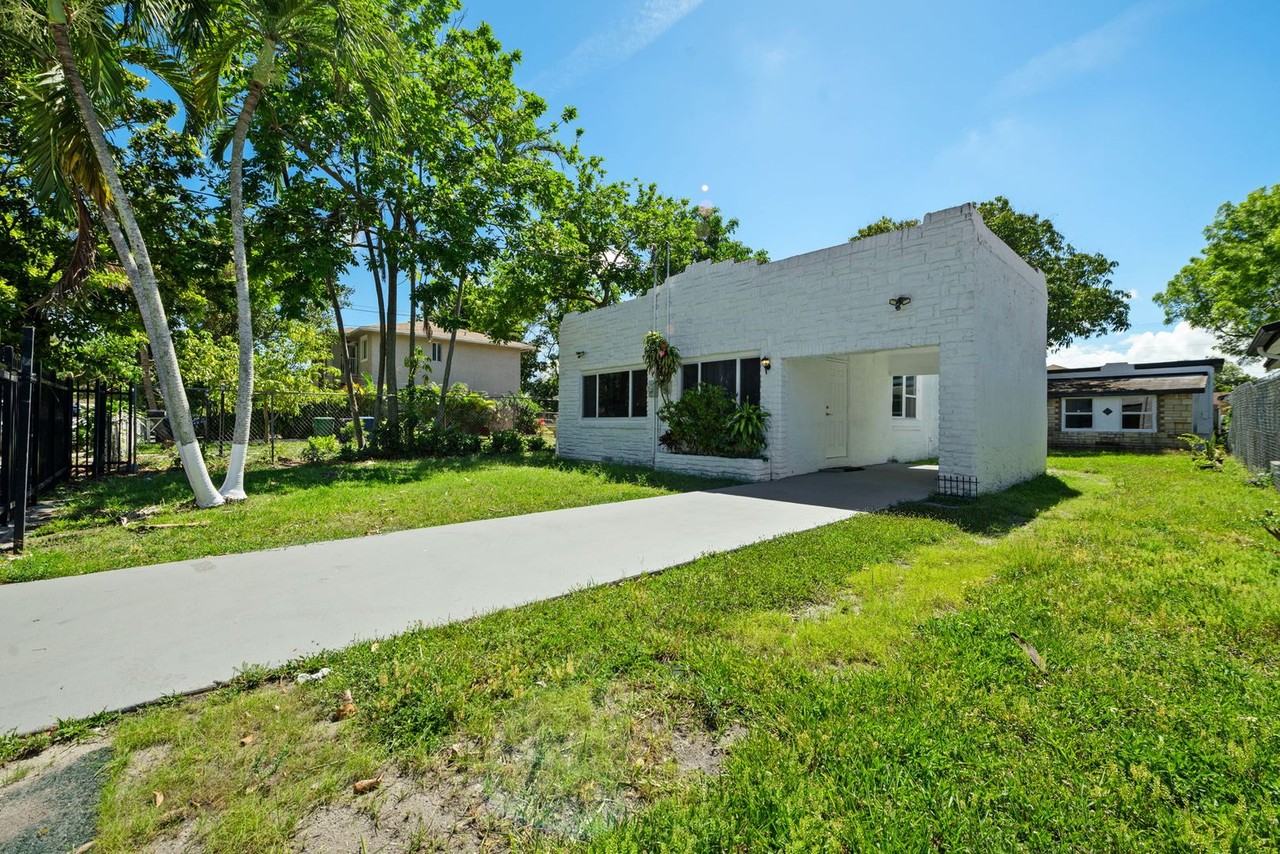 7772 Nw 9th Ave - Photo 3 of 22