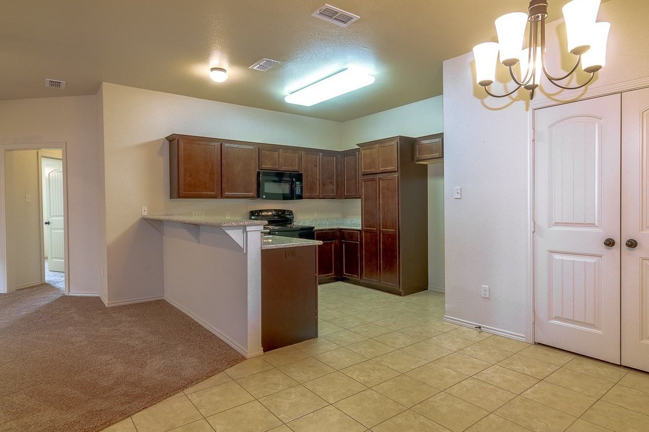 3112 112th St - Photo 4 of 10