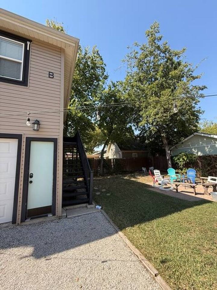 1217 N Austin St - Photo 3 of 12