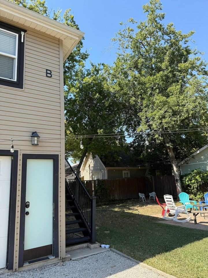 1217 N Austin St - Photo 4 of 12