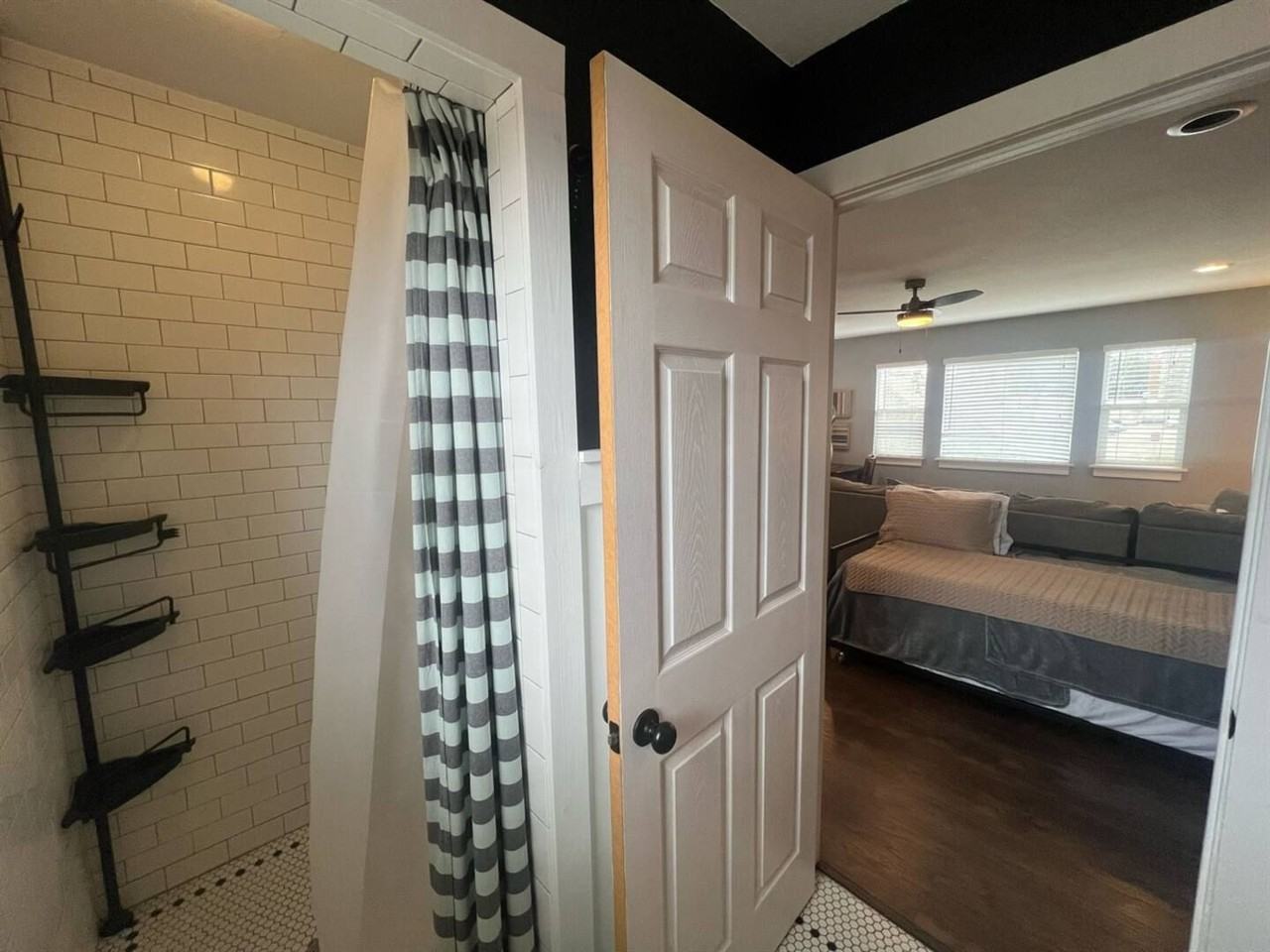 1217 N Austin St - Photo 5 of 12