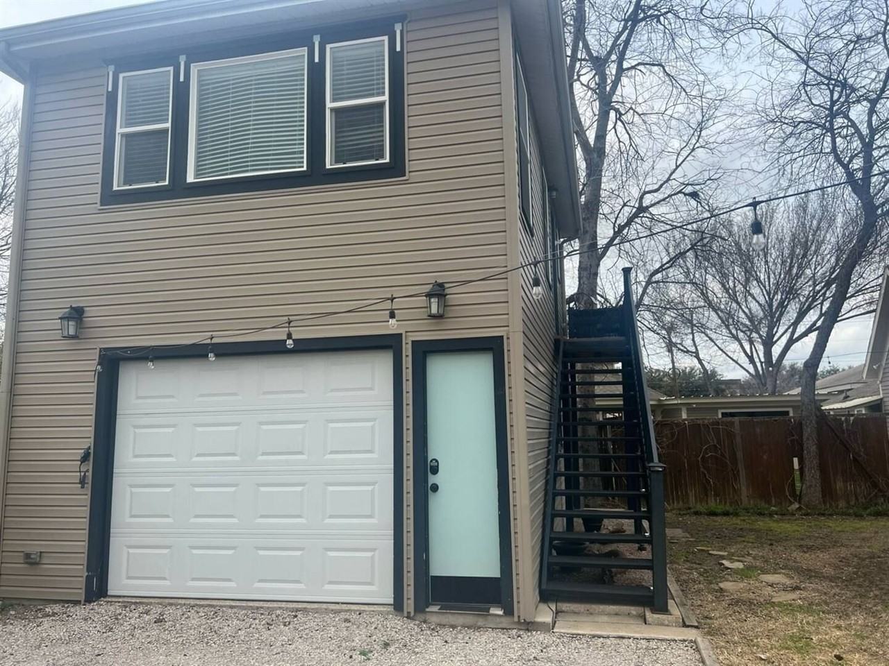 1217 N Austin St - Photo 6 of 12