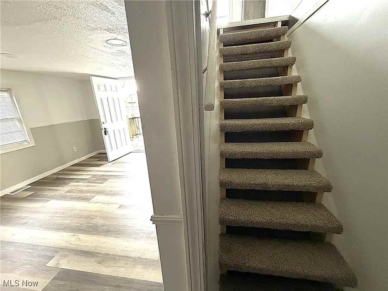 906 Daniels Ave - Photo 2 of 11