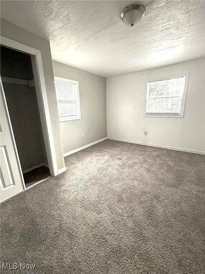 906 Daniels Ave - Photo 3 of 11
