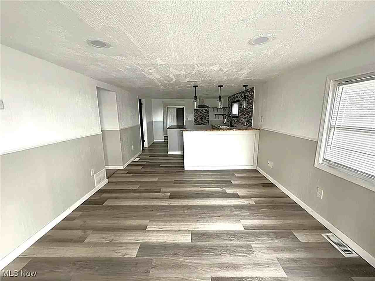 906 Daniels Ave - Photo 4 of 11