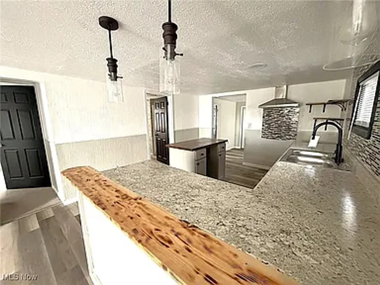 906 Daniels Ave - Photo 5 of 11