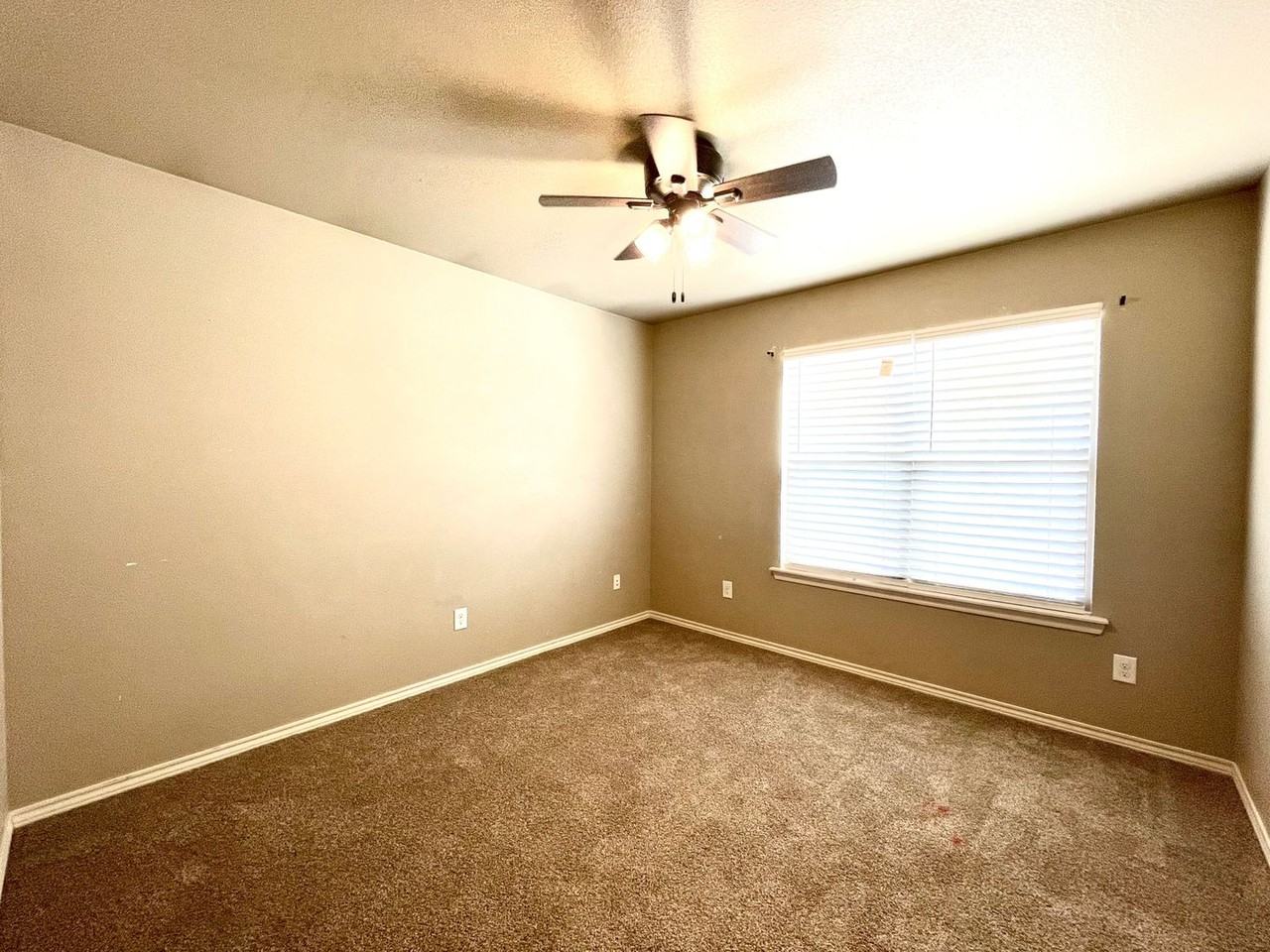 8702 17th St - Photo 5 of 10