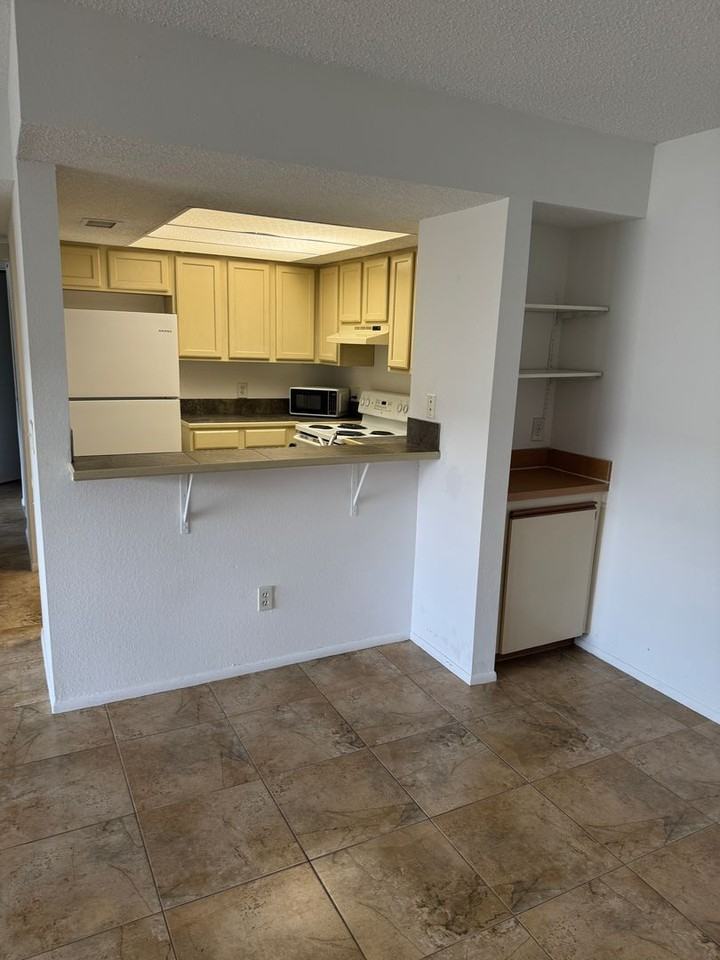 933 Sonesta Ave Ne #J102 - Photo 3 of 19