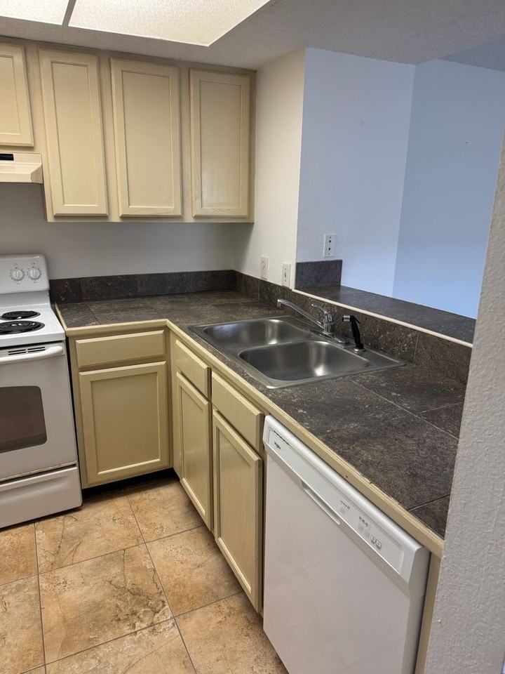 933 Sonesta Ave Ne #J102 - Photo 5 of 19