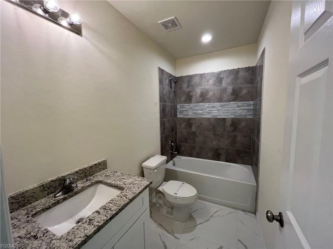4646 24th St Sw - Photo 4 of 9
